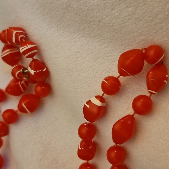 Vintage Set of Two Red and White Acrylic Graduated Beaded Necklaces - Picture 9 of 10